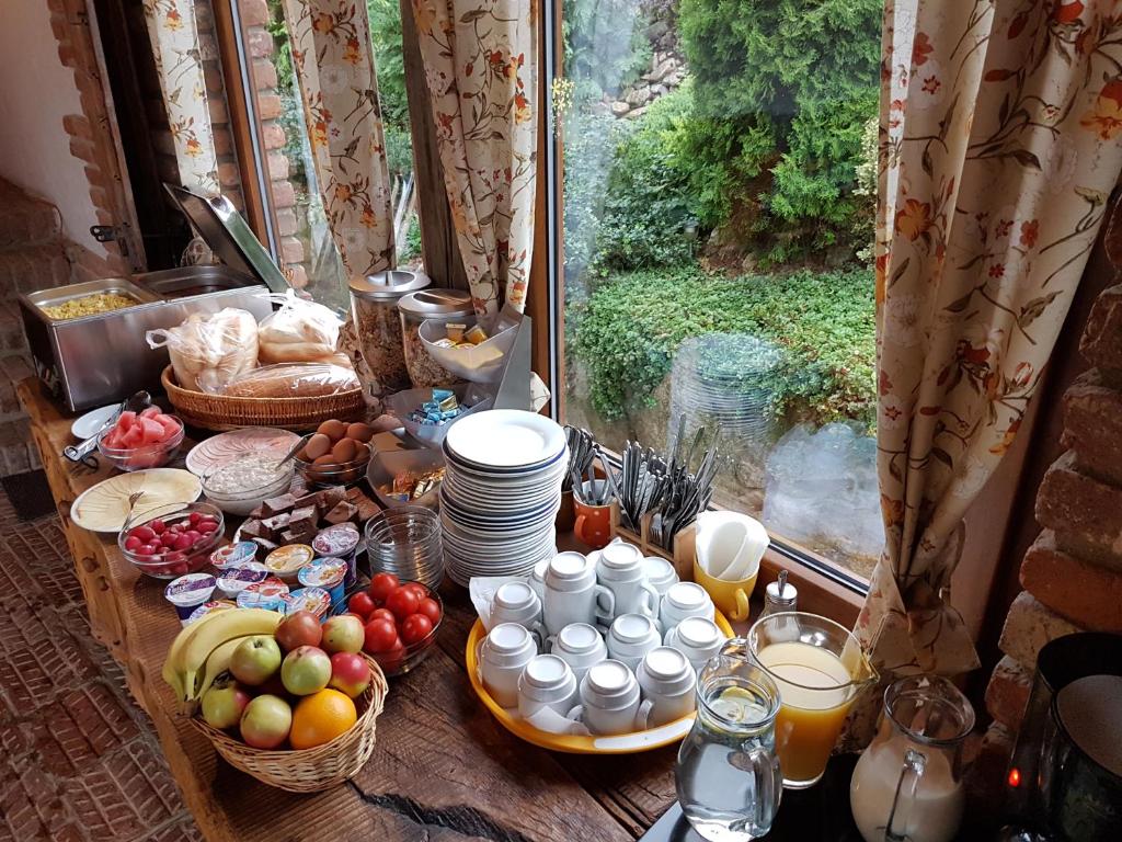 einen Tisch mit Teller und Schüsseln mit Essen drauf in der Unterkunft Osada Havranů in Hnanice