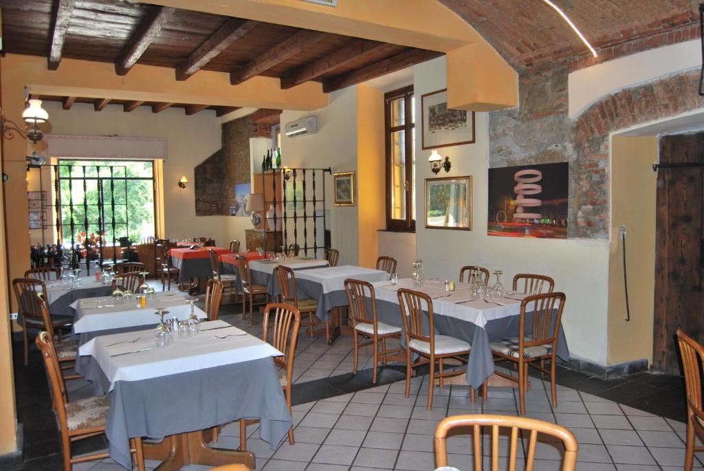 Ristorante Albergo Arcade في غْرانداتي: مطعم فيه طاولات وكراسي في الغرفة