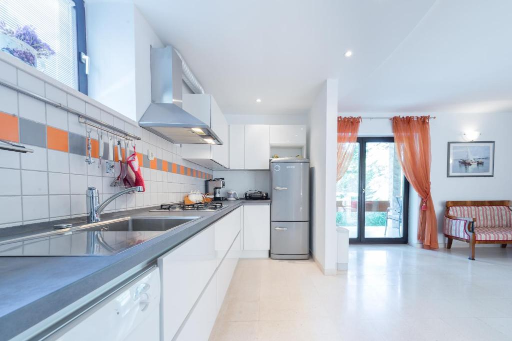 Кухня или мини-кухня в Gorgeous apartment Dora
