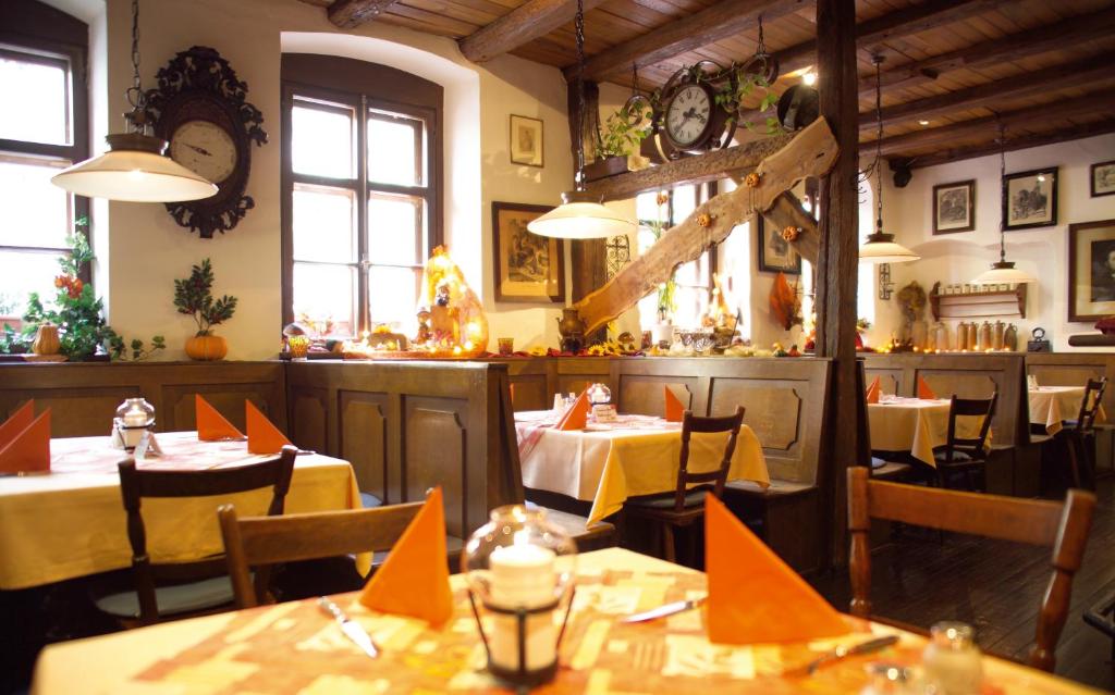 A restaurant or other place to eat at Zum Fehmelbauer