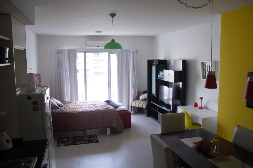 sala de estar con cama y ventana en Palermo Quenns - Apartament Premiun en Buenos Aires
