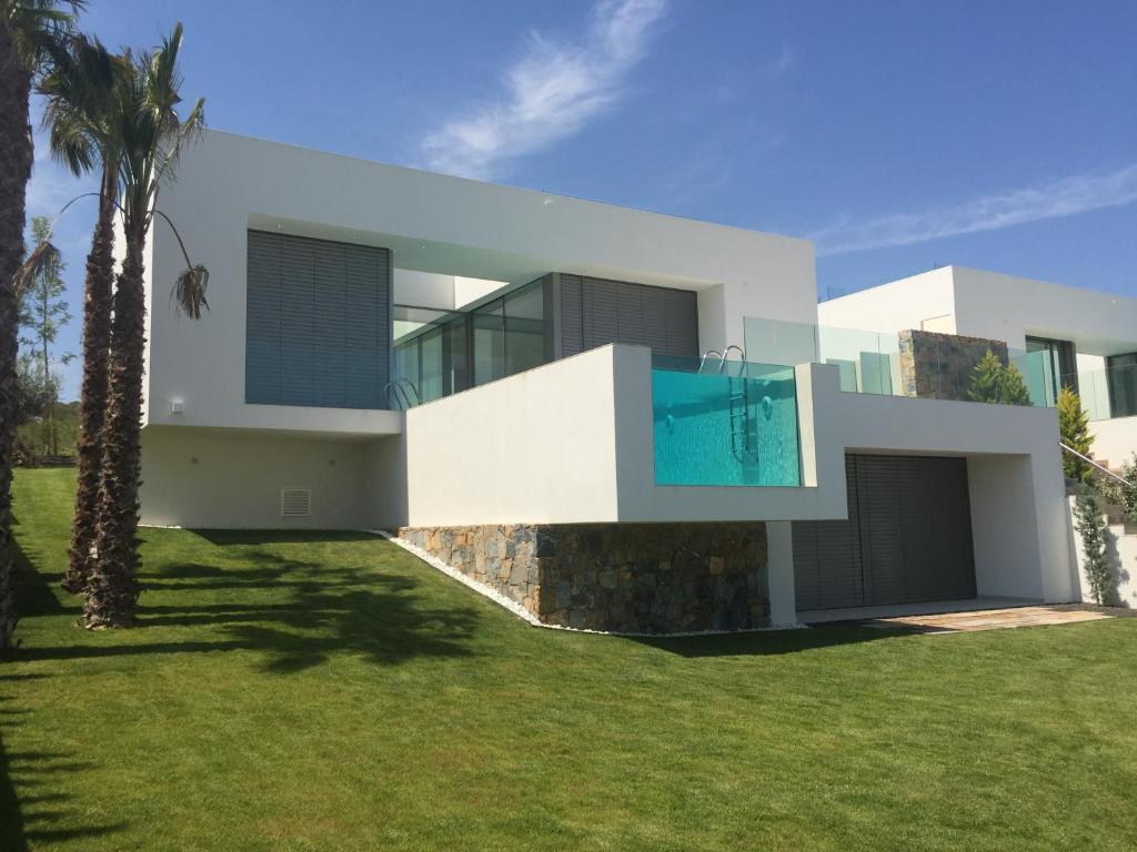 Casa blanca con piscina y palmeras en Limonero 17, golf club in Las Colinas, en Orihuela Costa