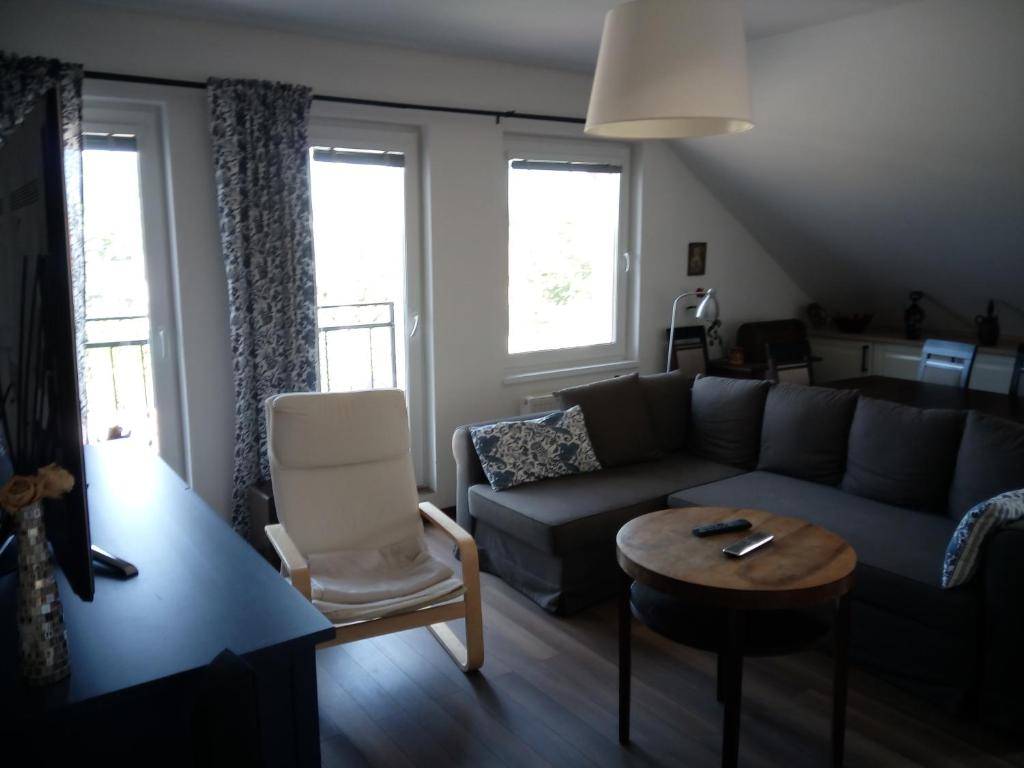 Posezení v ubytování Walnut apartment with sauna and pond