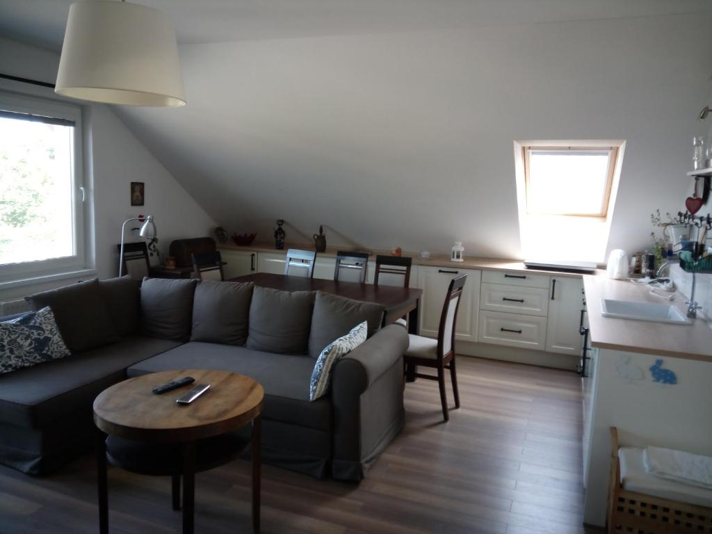 Posezení v ubytování Walnut apartment with sauna and pond