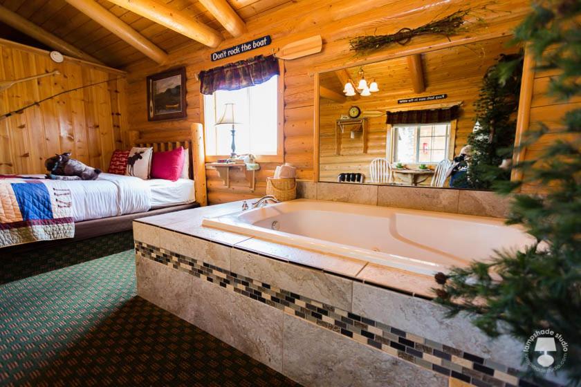 Postel nebo postele na pokoji v ubytování Cabin Creek Inn