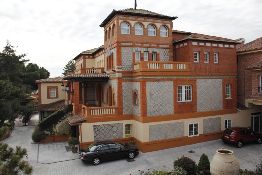 a black car parked in front of a building at Gran Hostal El Chiscón in Colmenar Viejo