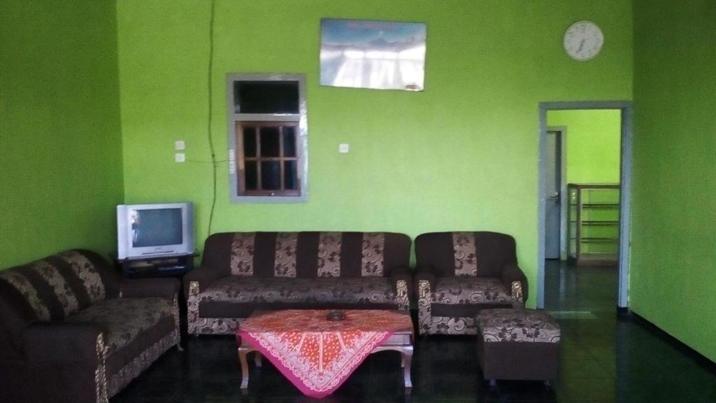 TV a/nebo společenská místnost v ubytování Sedulur Homestay