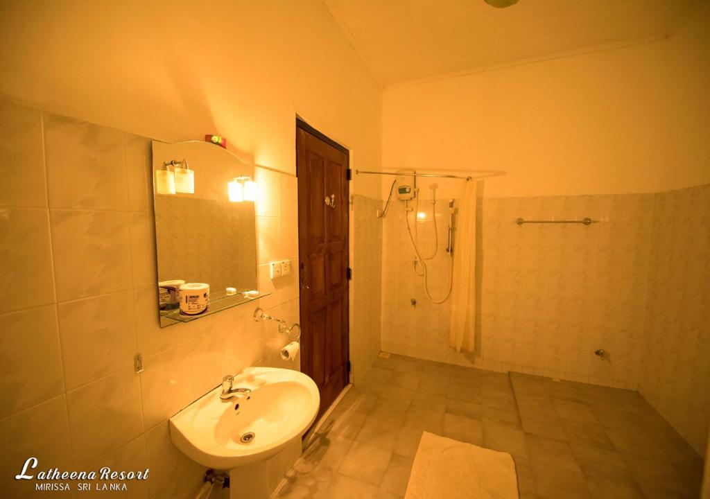 Koupelna v ubytování Latheena Resort