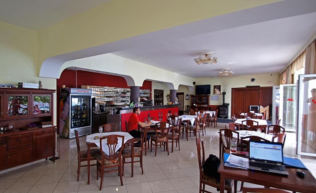 Reštaurácia alebo iné gastronomické zariadenie v ubytovaní Lux Hotel Pansion