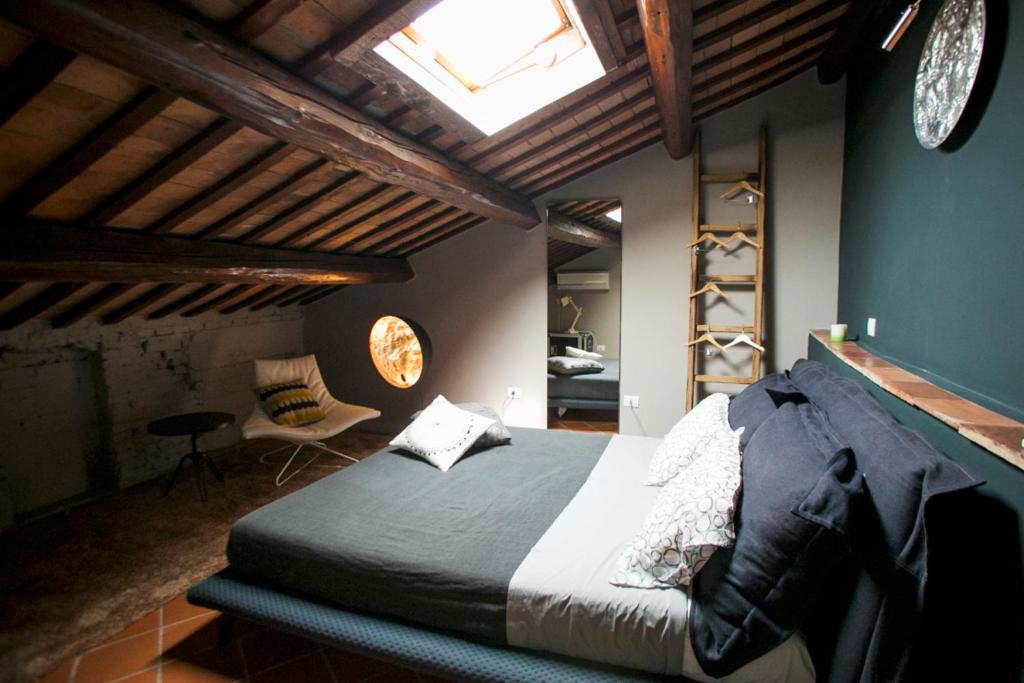 a bedroom with a large bed and a skylight at Cà Tugnin Dill Cich in Ferrara