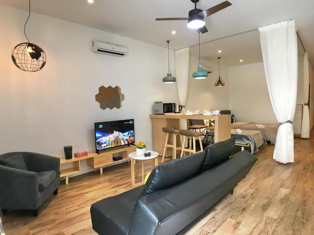 TV a/nebo společenská místnost v ubytování iBook Gurney Suites