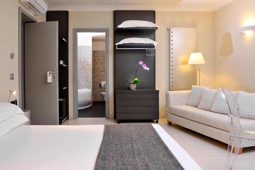 ローマにあるB＆B ベスト パンテオンのベッドルーム1室(ベッド1台、ソファ1台付)、バスルーム1室が備わります。