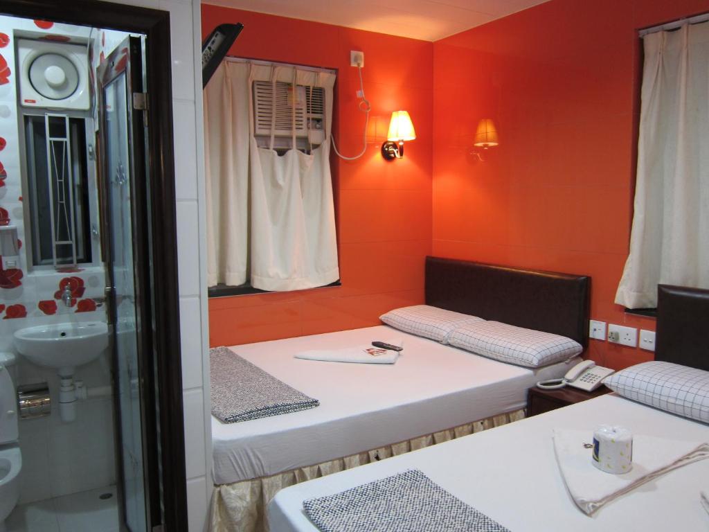 香港的住宿－旅客賓館，客房设有两张床和盥洗盆。
