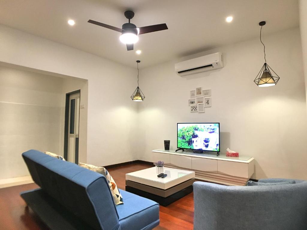 iBook Gurney Suites - Superior One Bedroom Suites (IB8)
