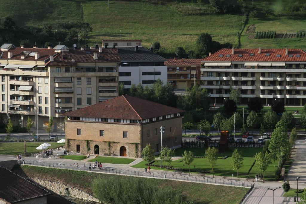 een gebouw in een stad met gebouwen op de achtergrond bij Hotel Dolarea in Beasain