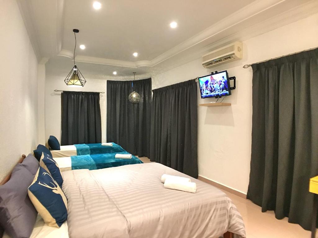 TV a/nebo společenská místnost v ubytování iBook Gurney Suites