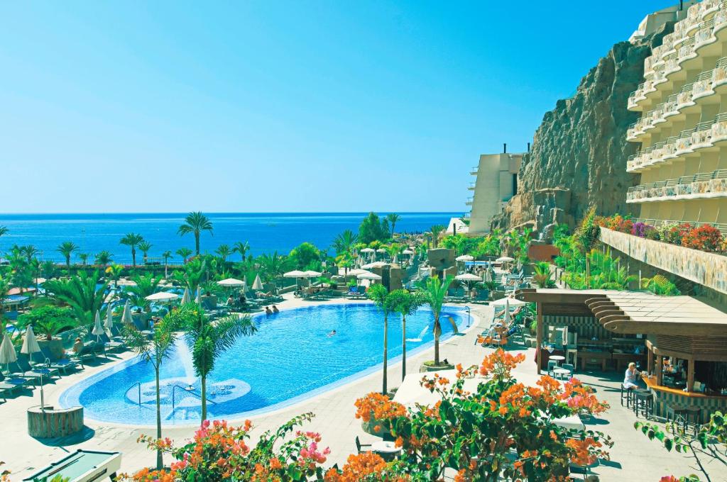 Bazén v ubytovaní Hotel LIVVO Valle Taurito & Aquapark alebo v jeho blízkosti