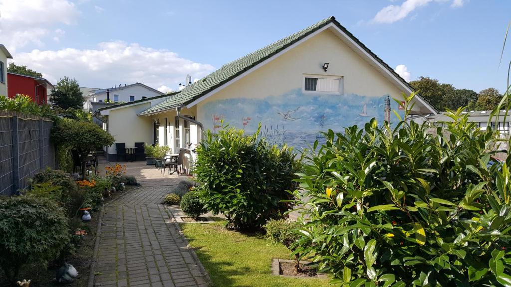 ein Haus mit einem Gemälde auf der Seite in der Unterkunft Pension Weiß in Zinnowitz