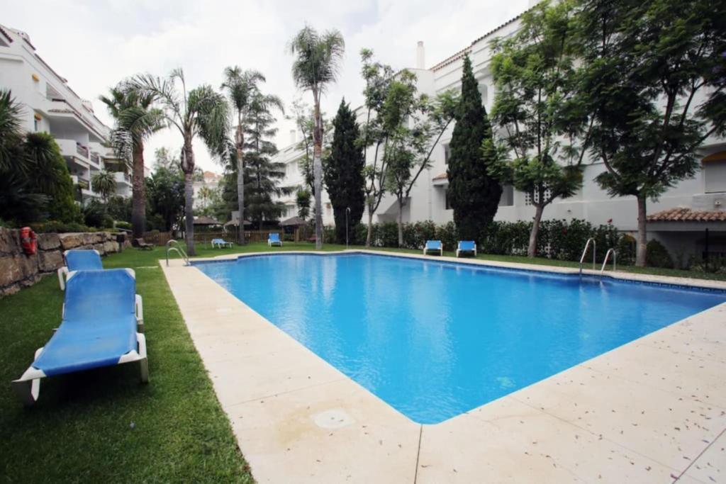 Bazén v ubytování Blue House in Guadalmina Baja, with a large terrace overlooking the Golf nebo v jeho okolí