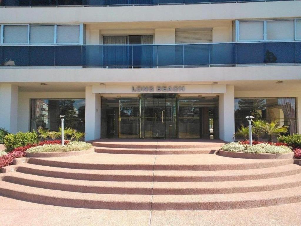 un edificio con escaleras delante de un edificio en Edificio Long Beach, en Punta del Este