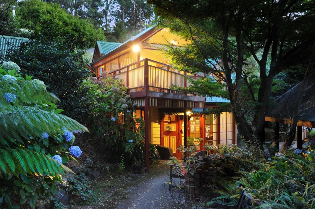 een huis met een pad daarheen bij Como Cottage Accommodation in Olinda