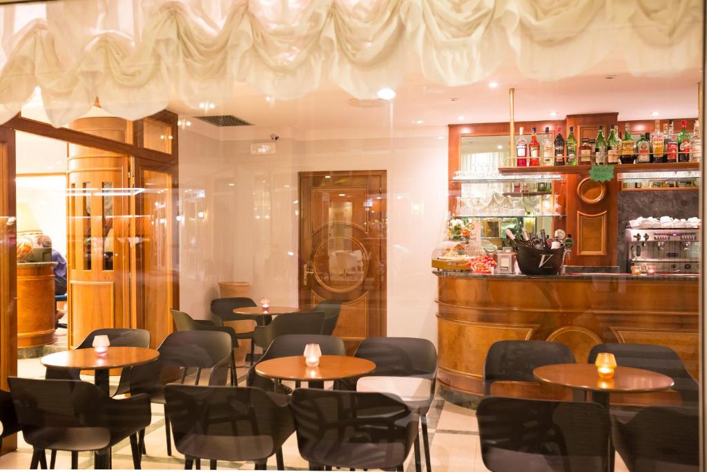 Lounge nebo bar v ubytování Hotel Tritone
