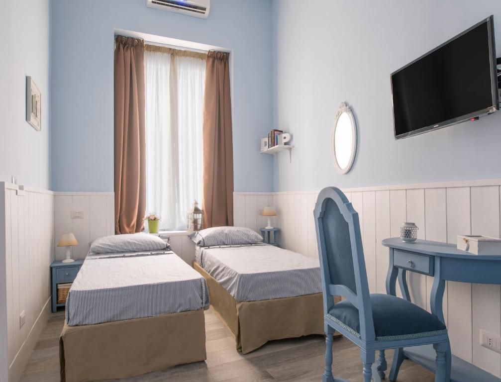 Una cama o camas en una habitación de Dimora Partenopea