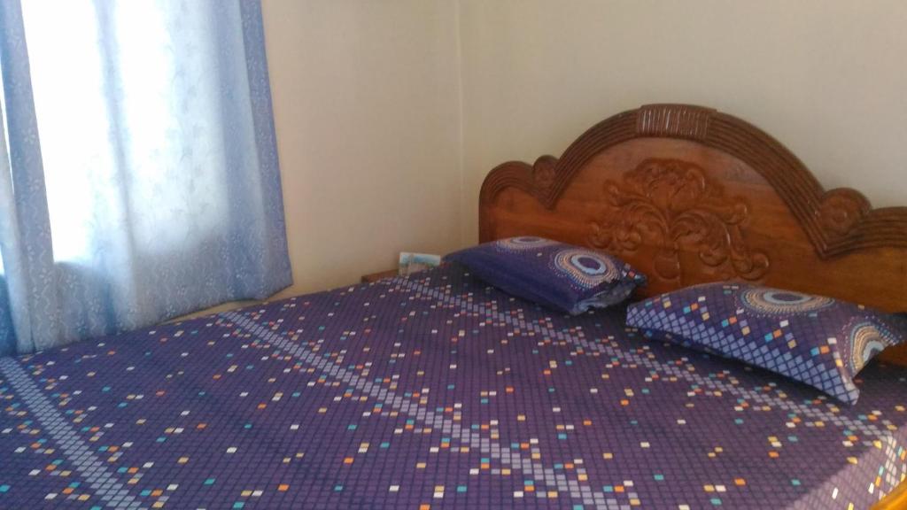Postel nebo postele na pokoji v ubytování Madhusmruti