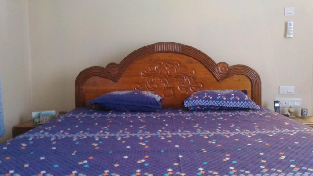 Postel nebo postele na pokoji v ubytování Madhusmruti