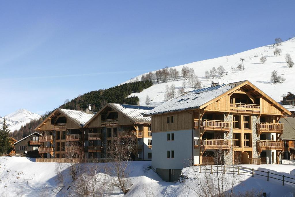 un lodge de ski dans la neige recouverte de neige dans l'établissement Vacanceole - Résidence Goléon -Val Ecrins, à Les Deux Alpes