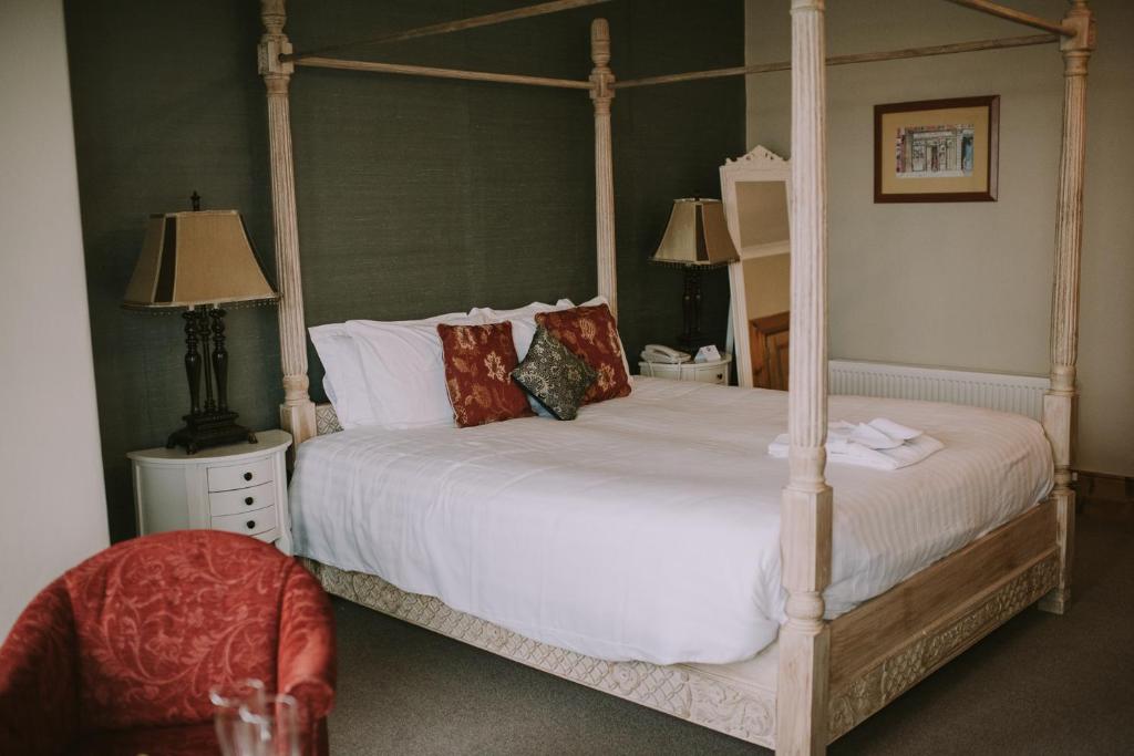 Postel nebo postele na pokoji v ubytování Royal Valentia Hotel