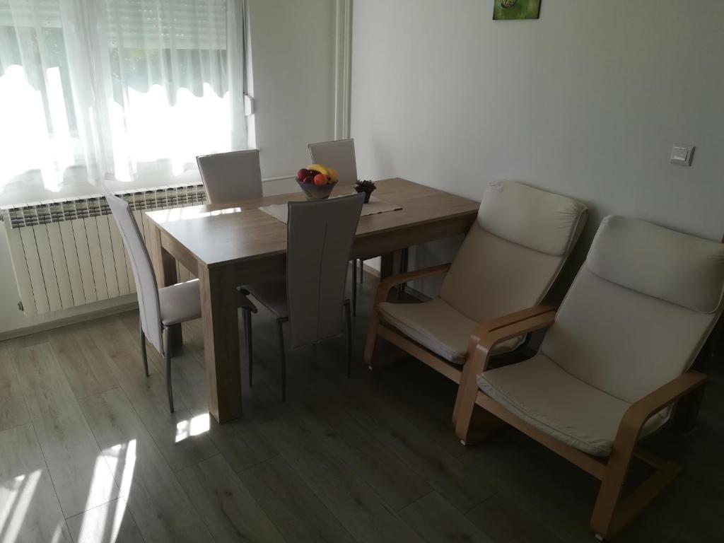 Posedenie v ubytovaní Rooms LU&LA
