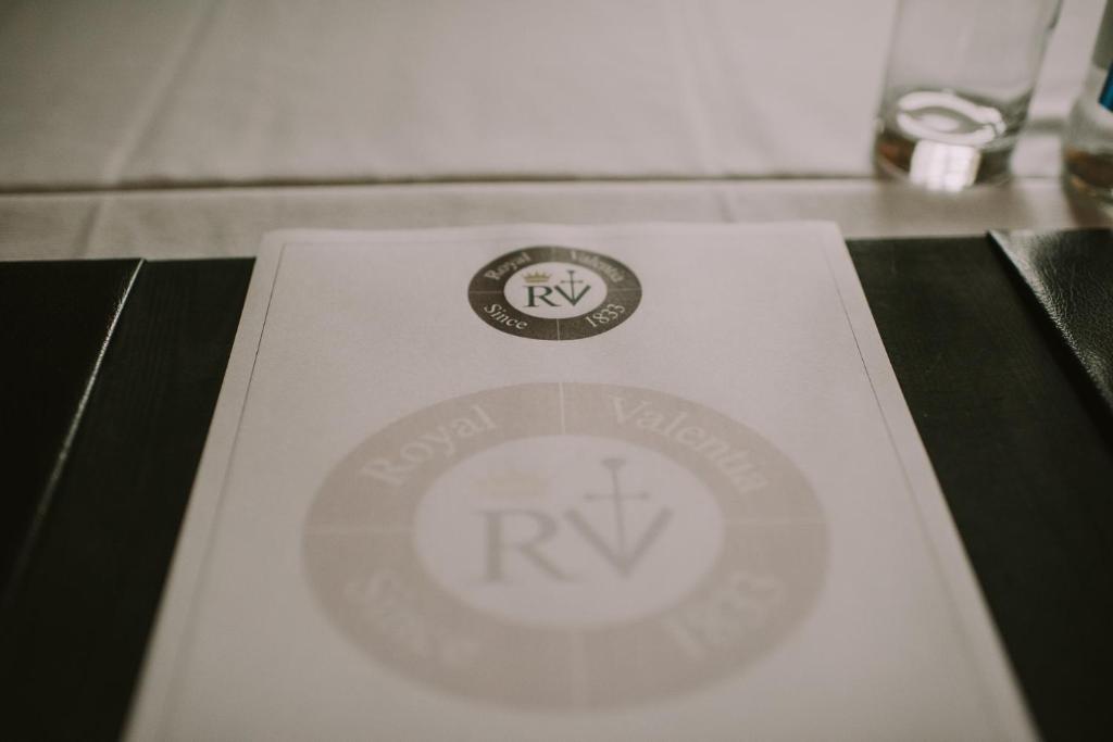 Certifikát, hodnocení, plakát nebo jiný dokument vystavený v ubytování Royal Valentia Hotel