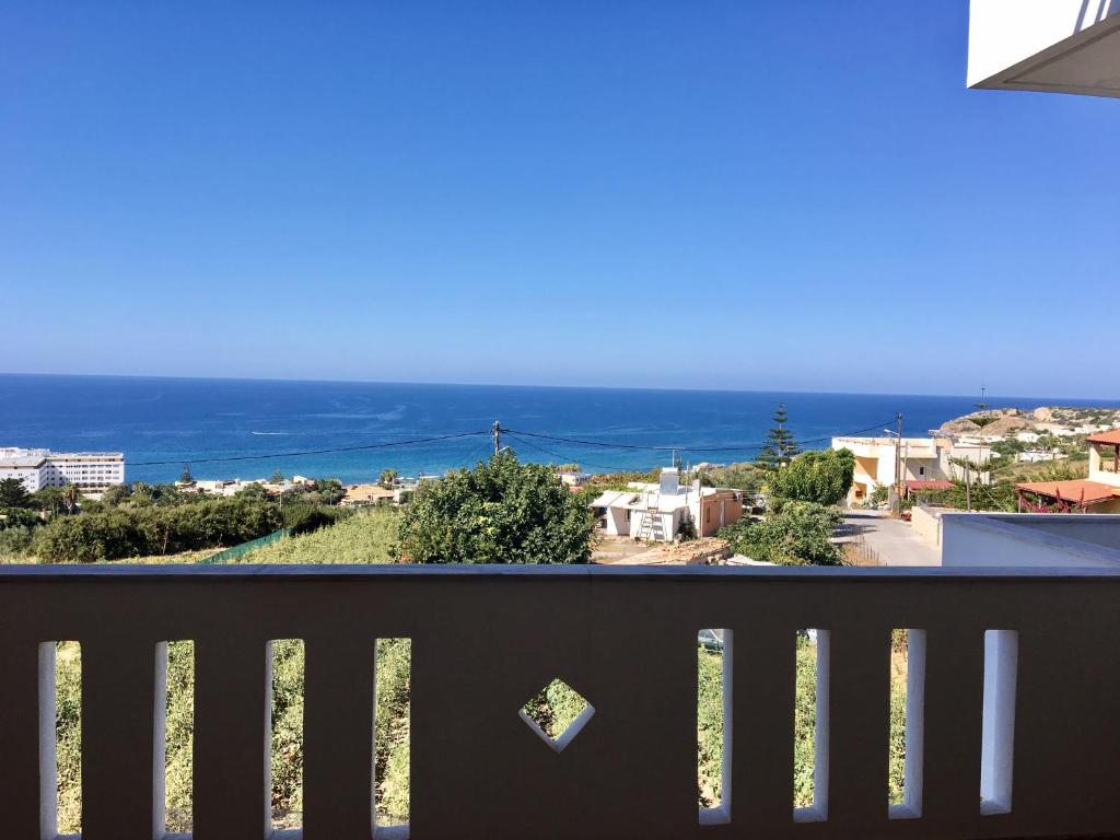 balcone con vista sull'oceano. di Manolis Apartments a Skaleta