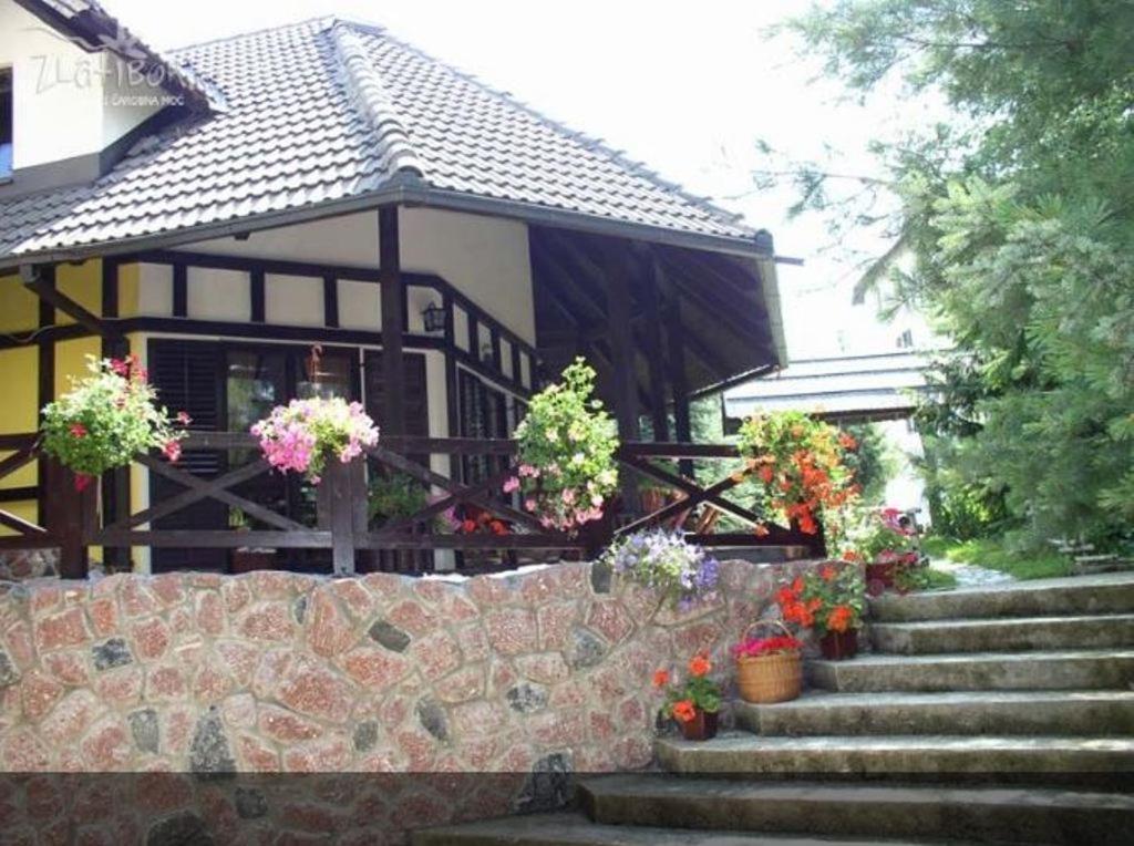 Garður fyrir utan Guest House Alpska Vila