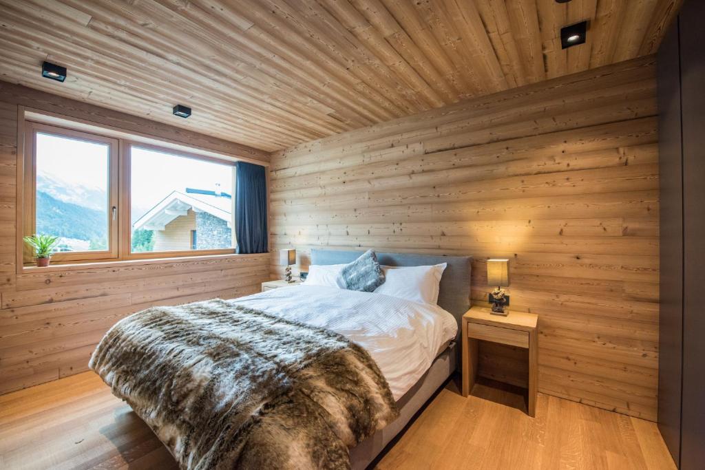 Postel nebo postele na pokoji v ubytování Riffelalp Lodge