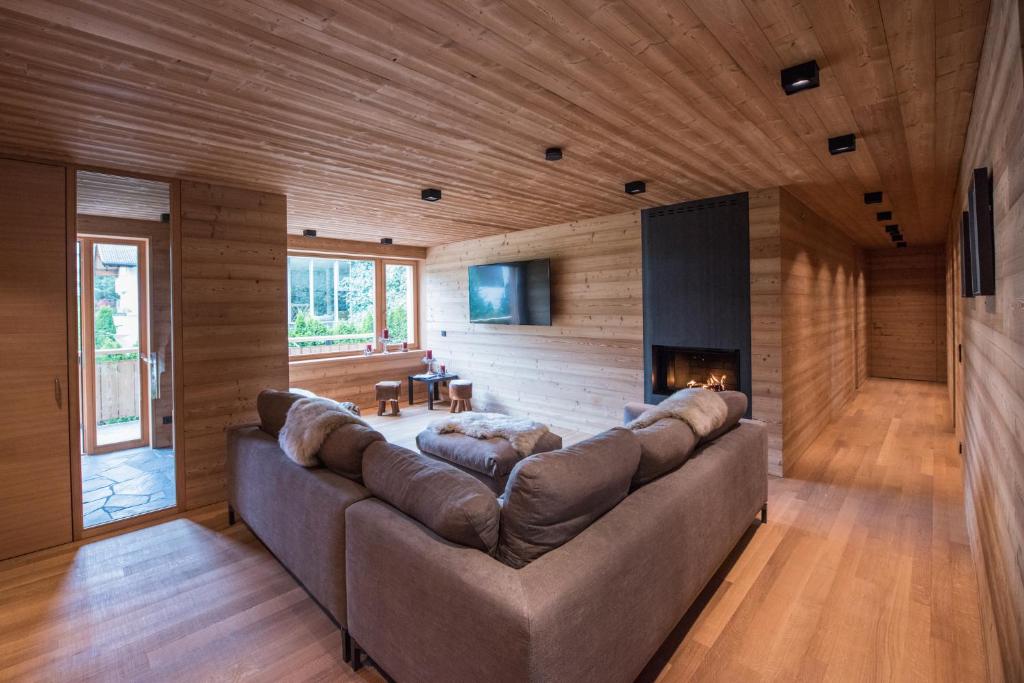 TV a/nebo společenská místnost v ubytování Riffelalp Lodge
