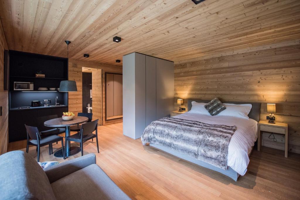 Postel nebo postele na pokoji v ubytování Riffelalp Lodge