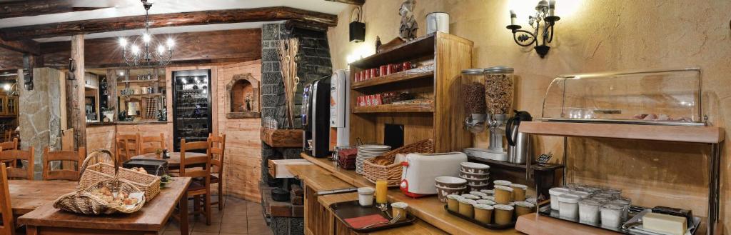 Posezení v ubytování Logis Hôtel Les Ancolies