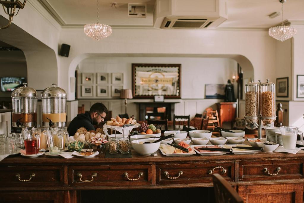 una mesa con tazones de comida encima en Royal Valentia Hotel en Valentia Island