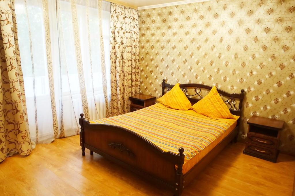 モスクワにあるApartment on Kashirskoe Shosseのベッドルーム1室(黄色い枕のベッド1台付)