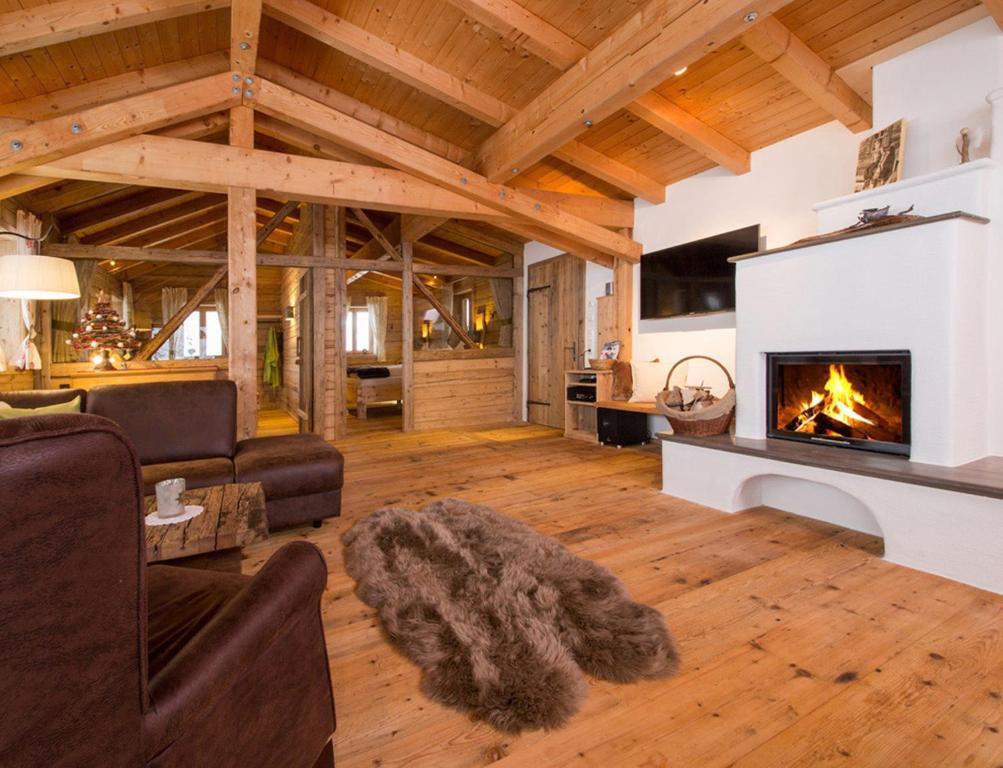 Cabaña de madera con sala de estar con chimenea en Chalet Lärchenzipf, en Pfarrwerfen