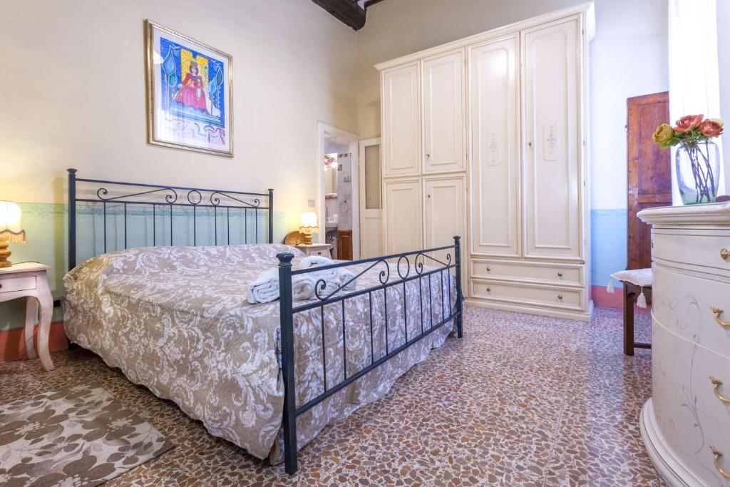 a bedroom with a bed and a dresser in it at Casa Quintani in Cortona