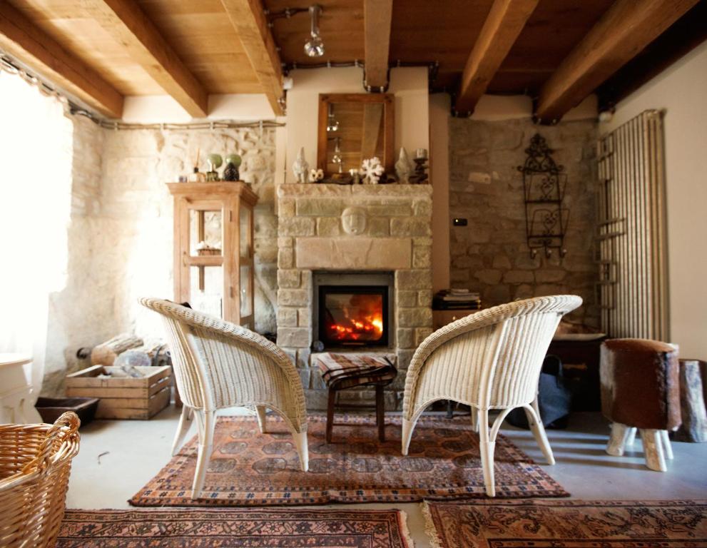 PolinagoにあるCastello di Brandolaのリビングルーム(椅子2脚、暖炉付)
