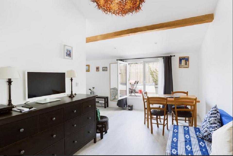 un salon avec une table et une salle à manger dans l'établissement Appartement avec terrasse, à Marseille