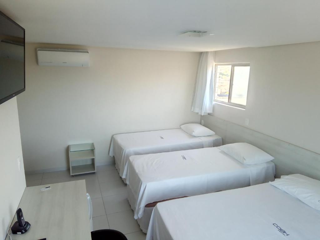 Postel nebo postele na pokoji v ubytování COBH Hotel