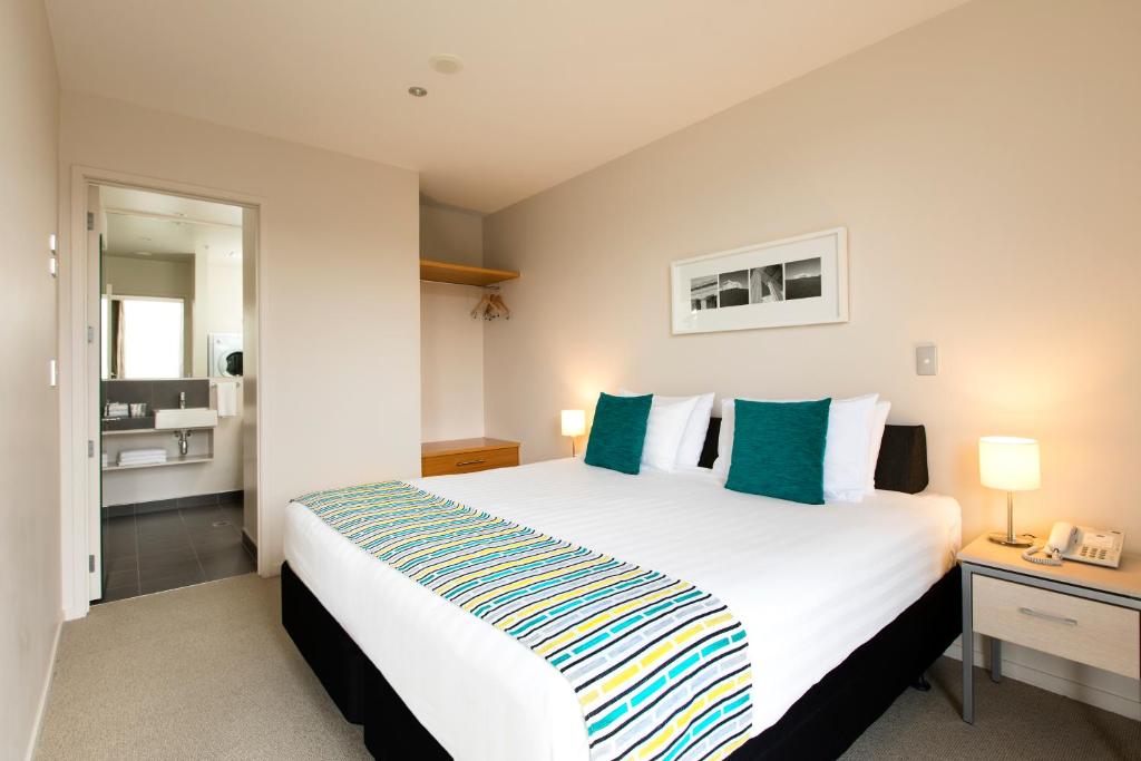 Voodi või voodid majutusasutuse Quest Carlaw Park Serviced Apartments toas