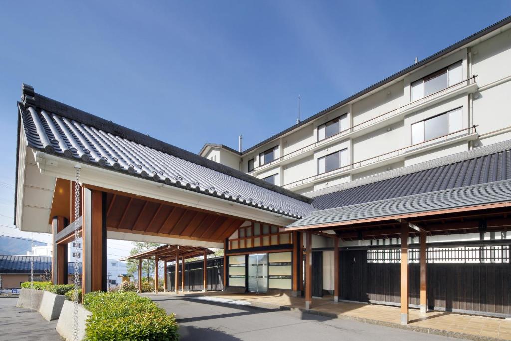 松本的住宿－翔峰日式旅館，屋顶建筑的外部景色