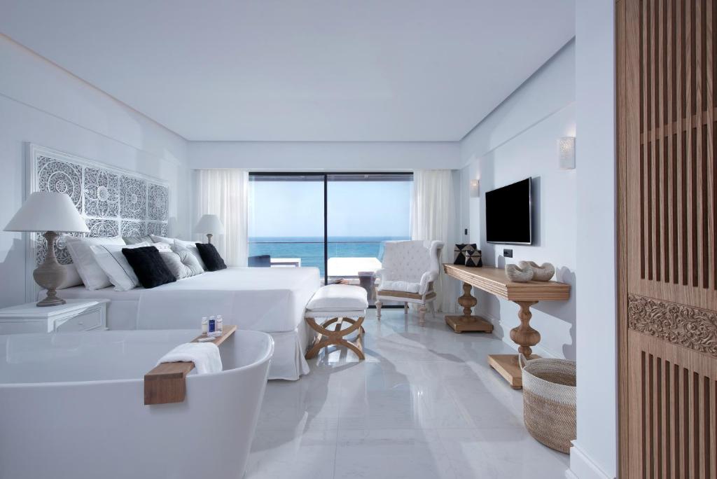 TV a/nebo společenská místnost v ubytování Abaton Island Resort & Spa