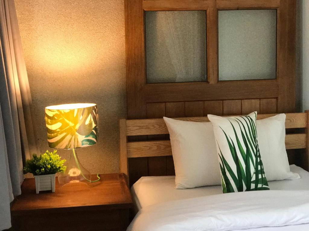 a bedroom with two beds with a lamp and a bed sidx sidx sidx at Victory Park Hostel in Bangkok